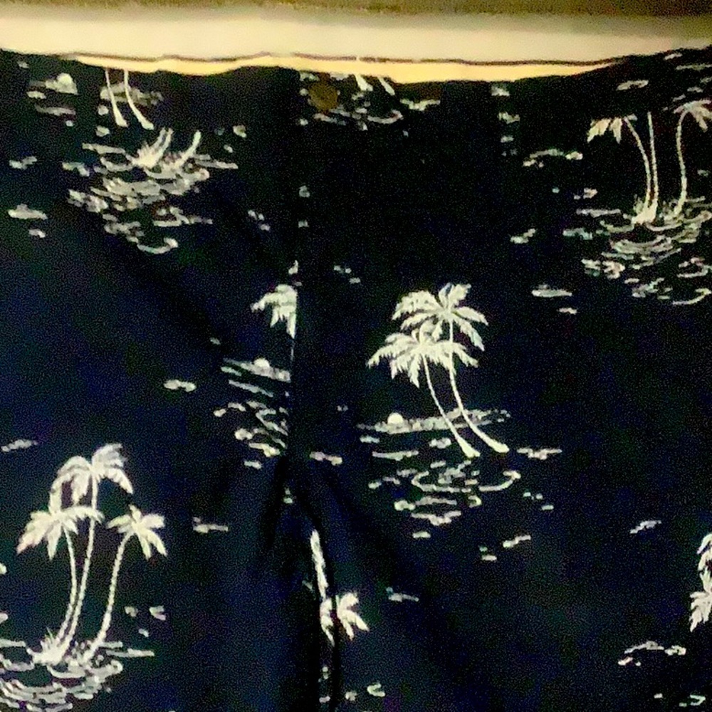 Never worn! Men’s navy palm tree shorts! Size 42 inseam 9 inches. Great pattern!